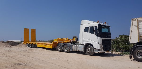 נתמכים מסוג לובי טריילר להובלת מטען חריג